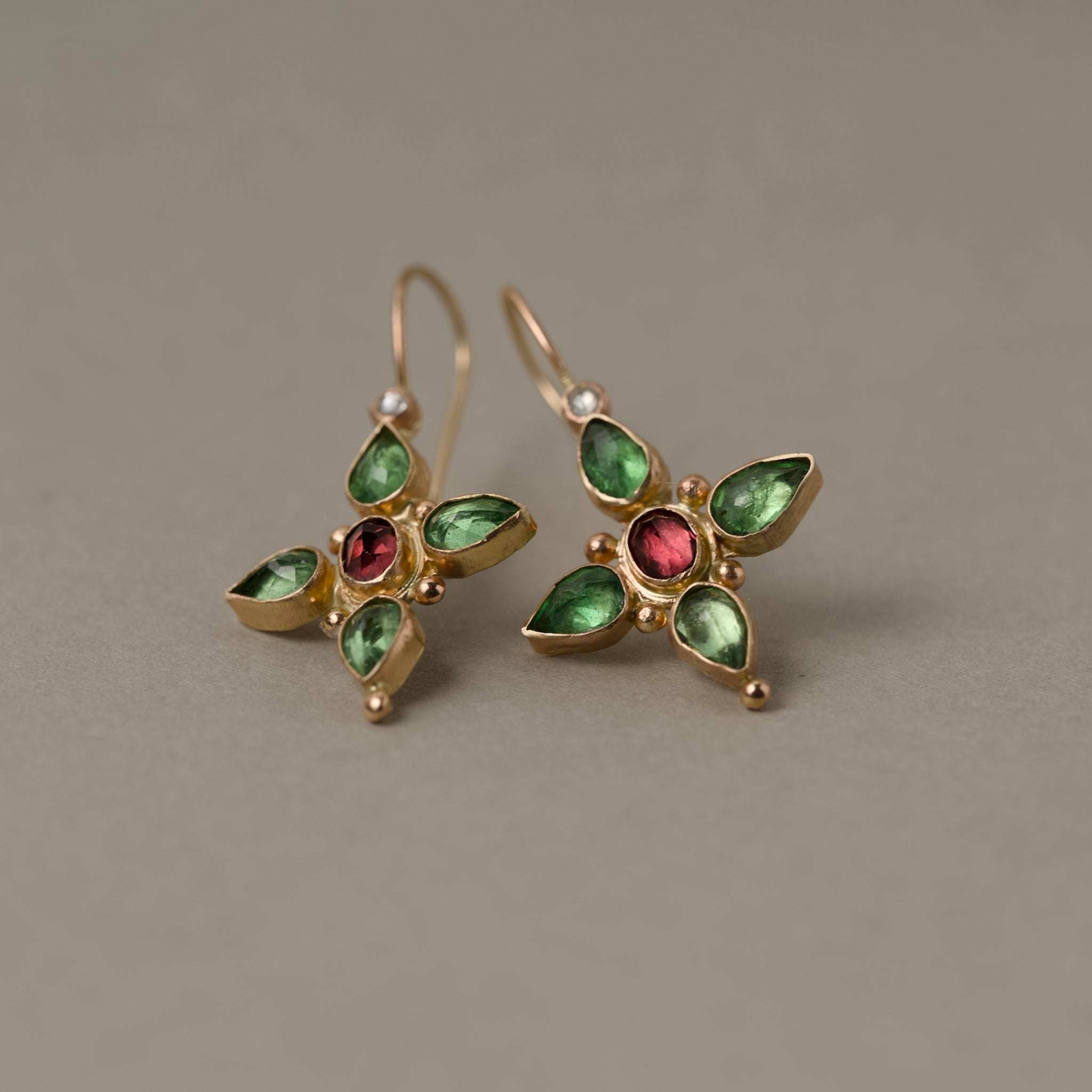 Quattro Tsavorite green garnet diamond earrings in hand-worked gold with rose diamonds