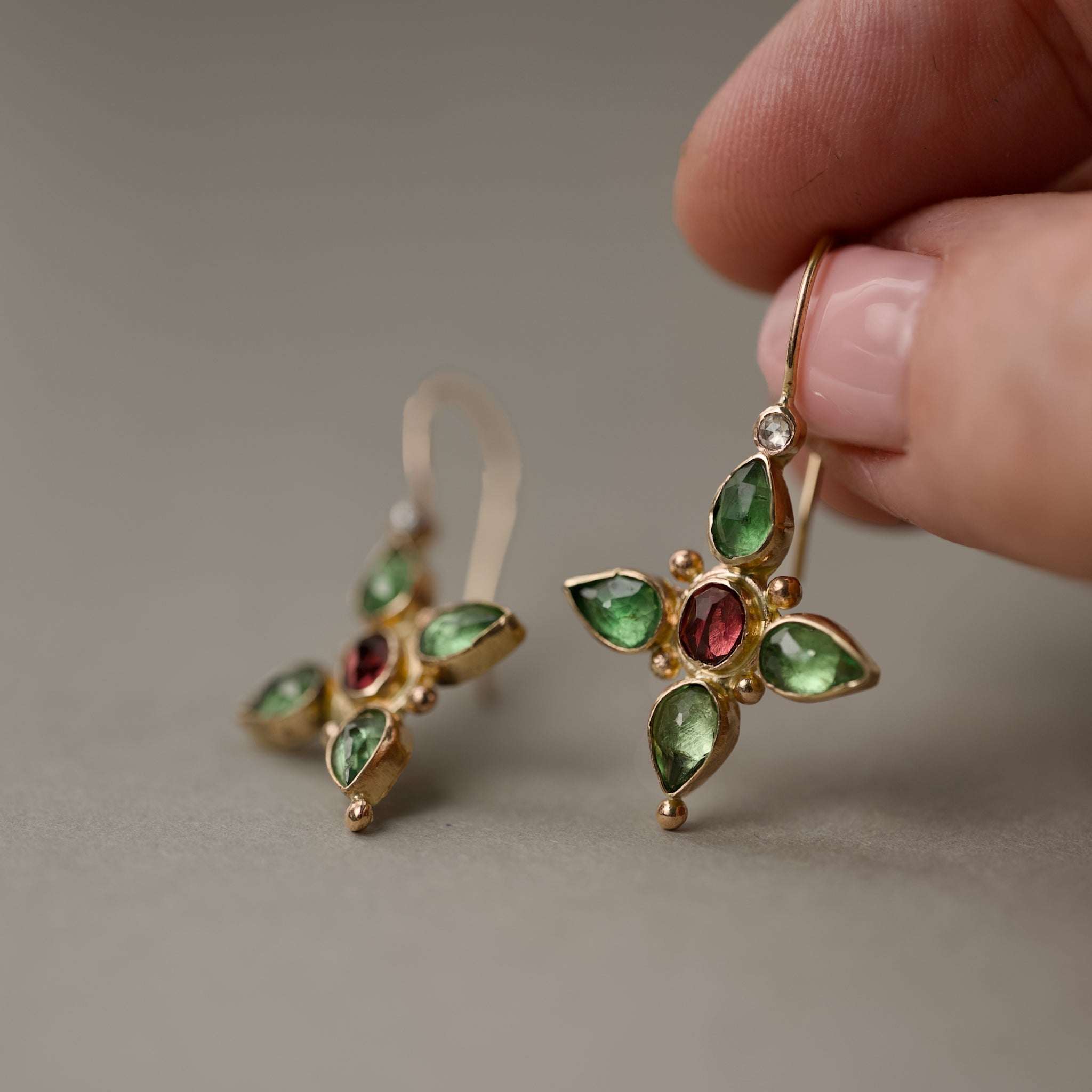 Quattro Tsavorite green garnet diamond earrings in gold with rose diamonds