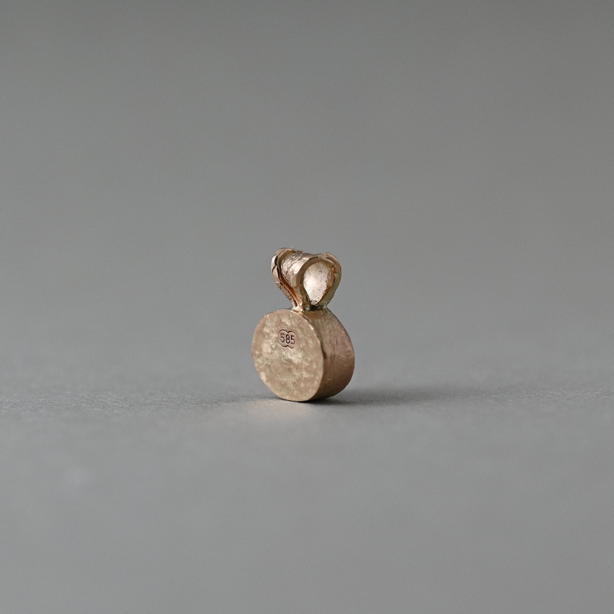 Uno morganite pendant necklace in 14ct solid gold, reverse view showing the hallmark 585 detail