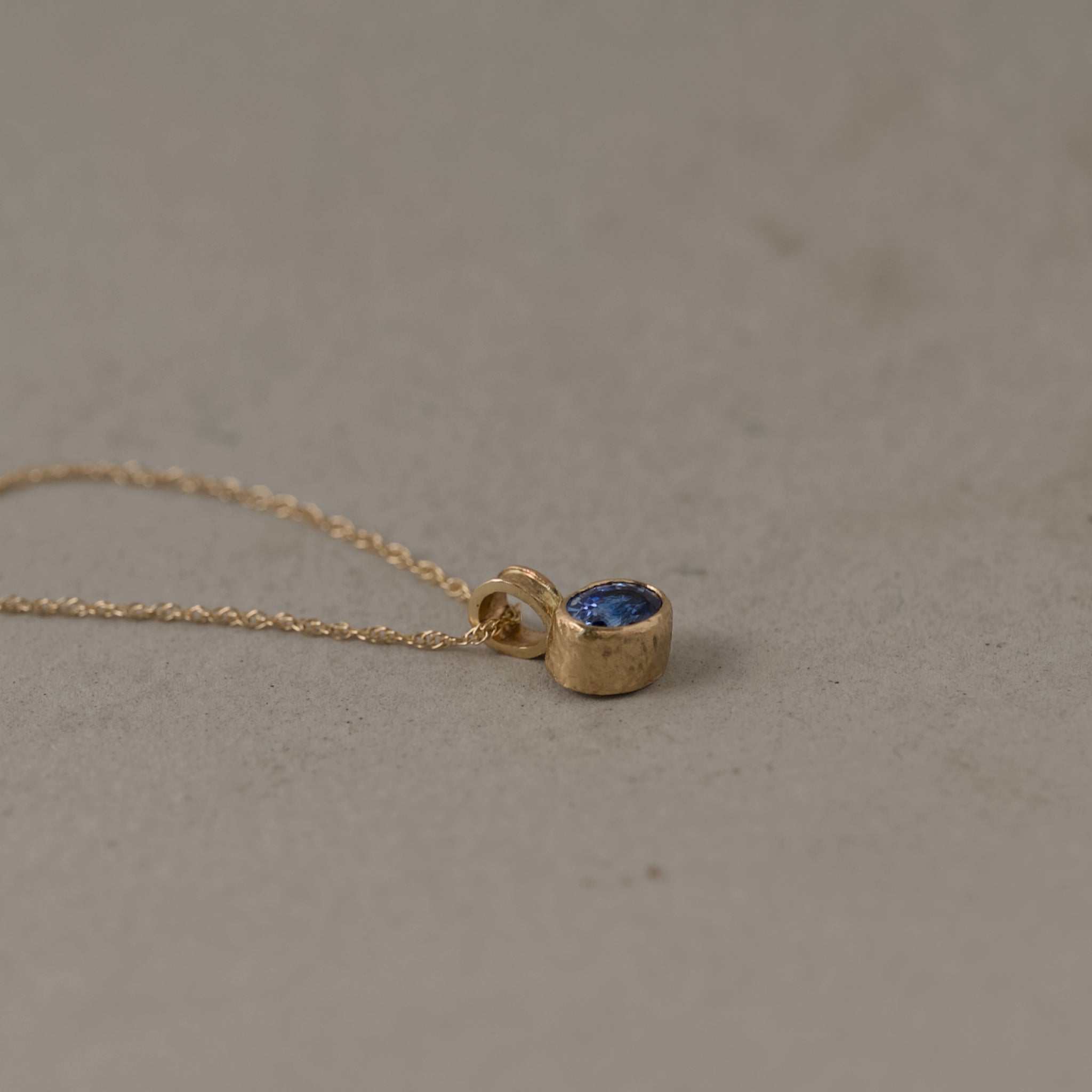 Ceylon blue sapphire pendant with cornflower blue sapphire set in gold