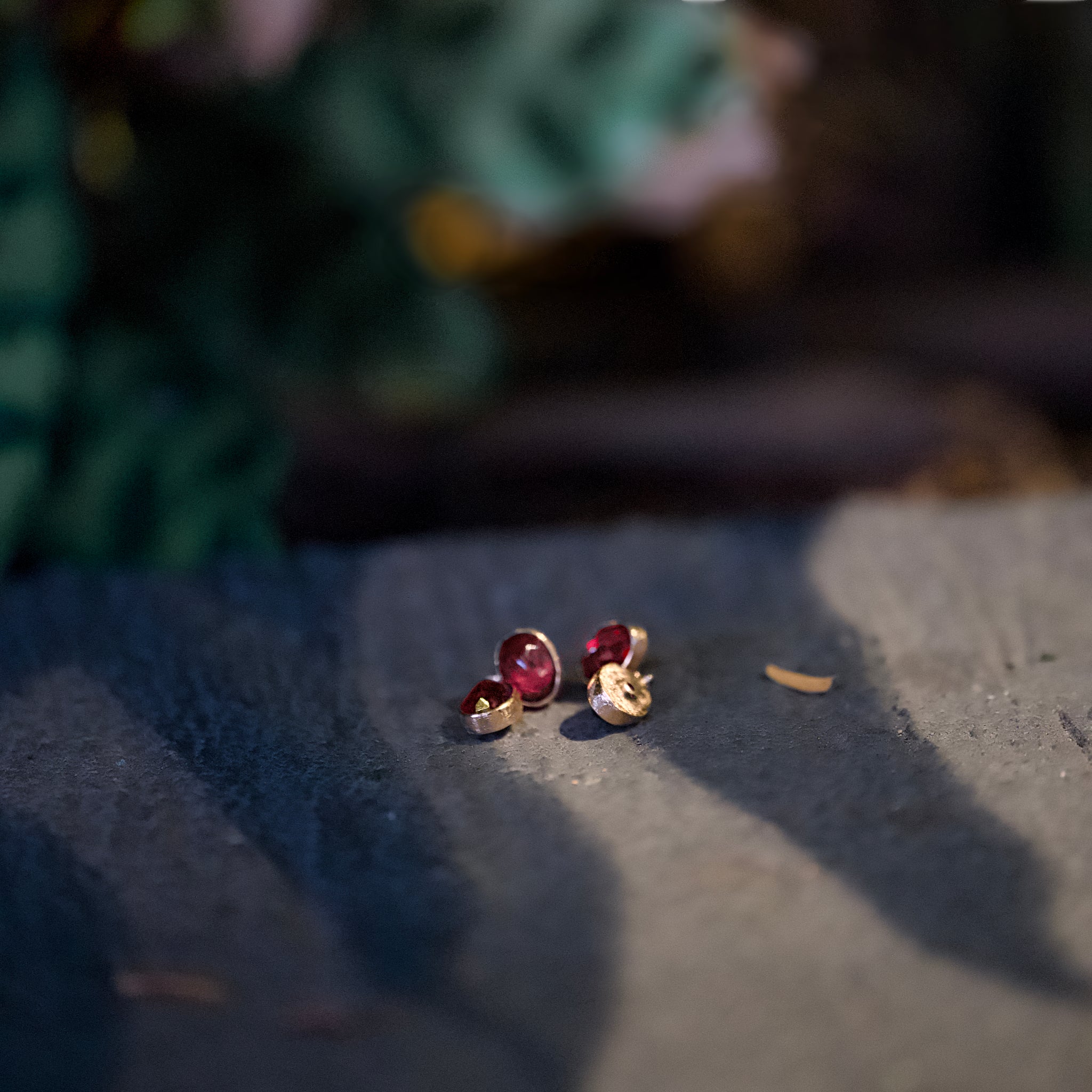 duo garnet earrings in 14ct gold on rock