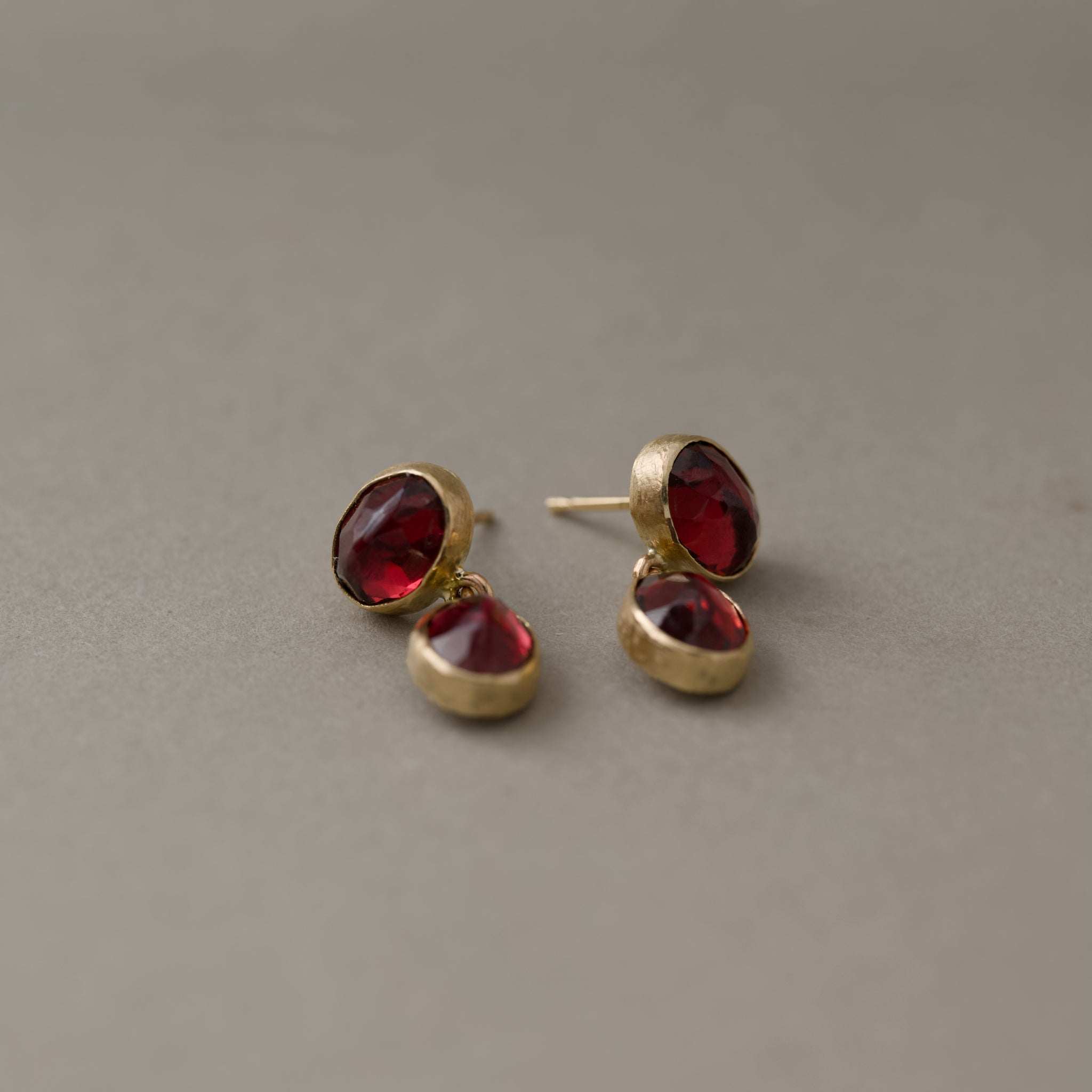 Duo Paraíba Tourmaline and Rhodolite Garnet stud earrings in gold