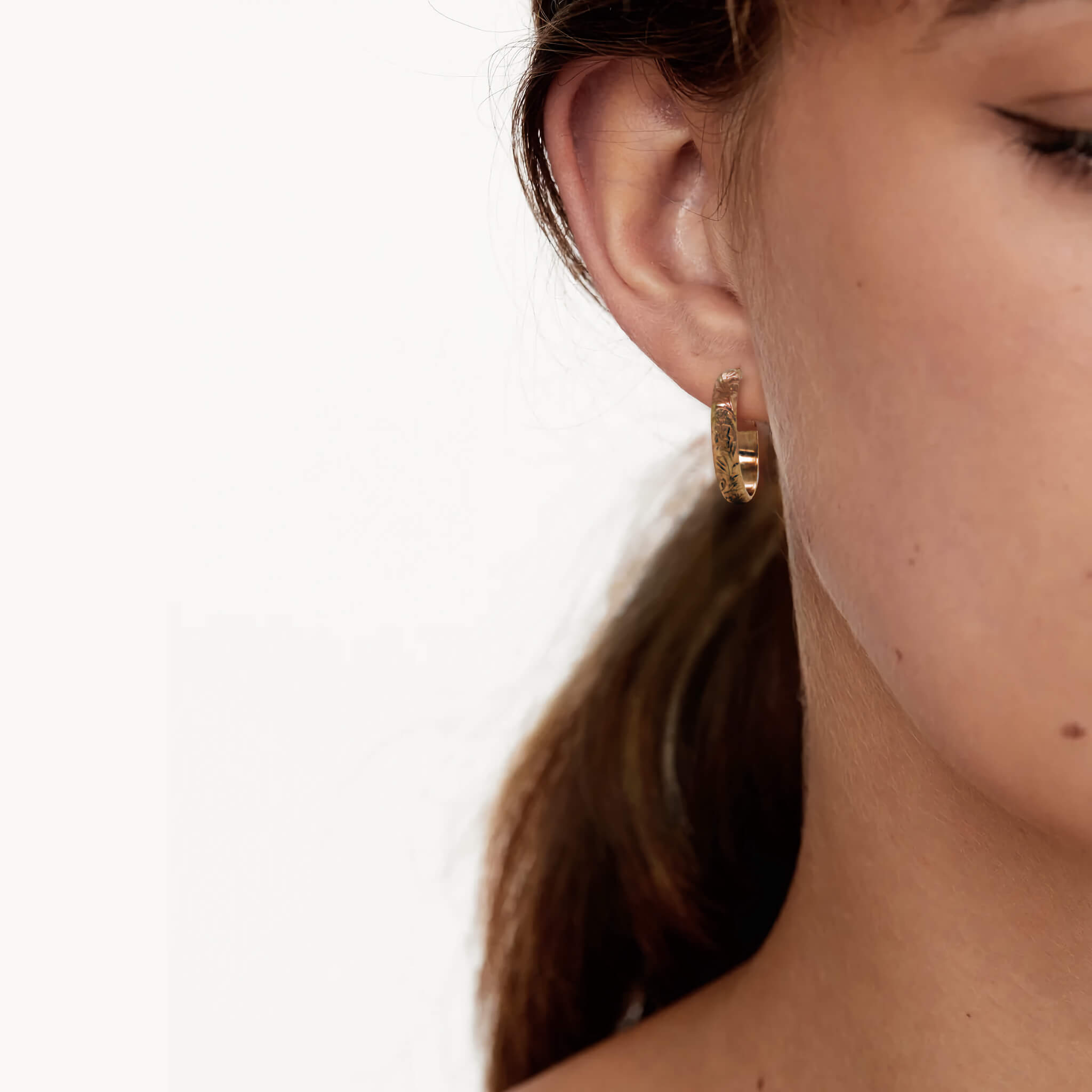 frieze gold hoop earrings model
