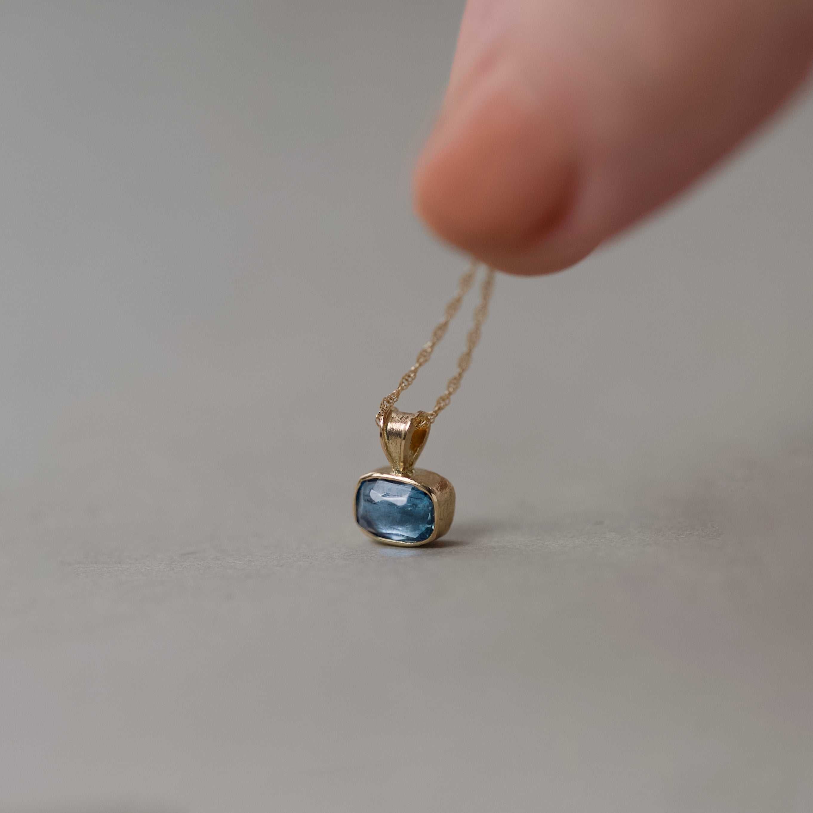 Uno Aquamarine Pendant Necklace with gold setting and blue aquamarine gemstone