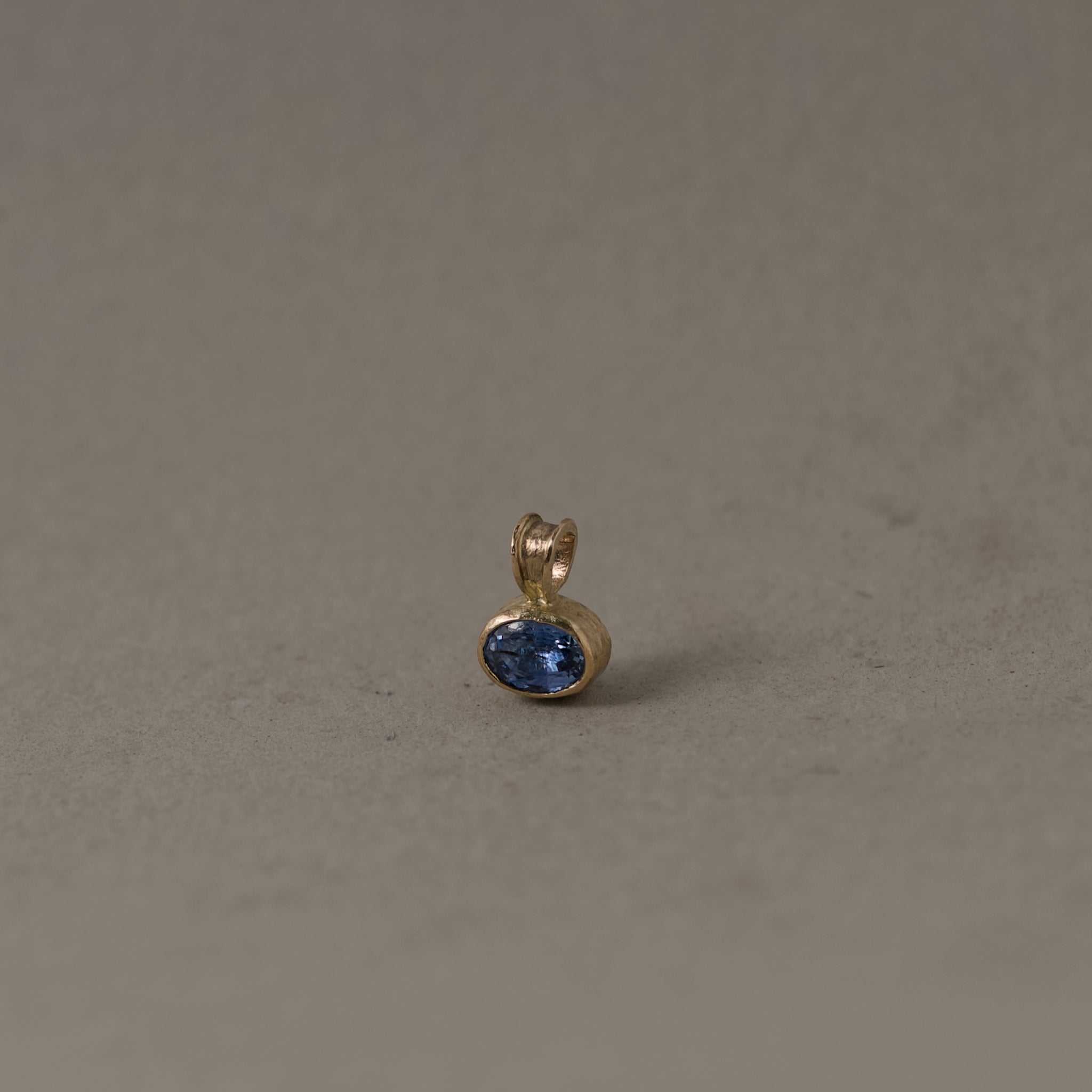 ceylon blue sapphire pendant