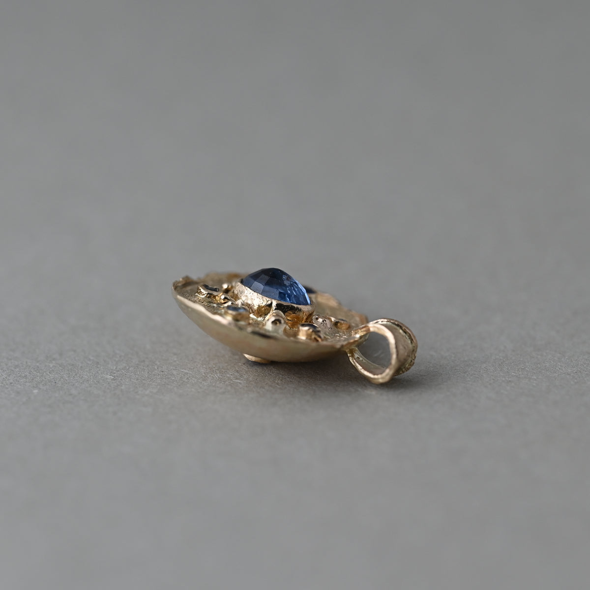 Florin ceylon blue sapphire medallion in 14ct gold