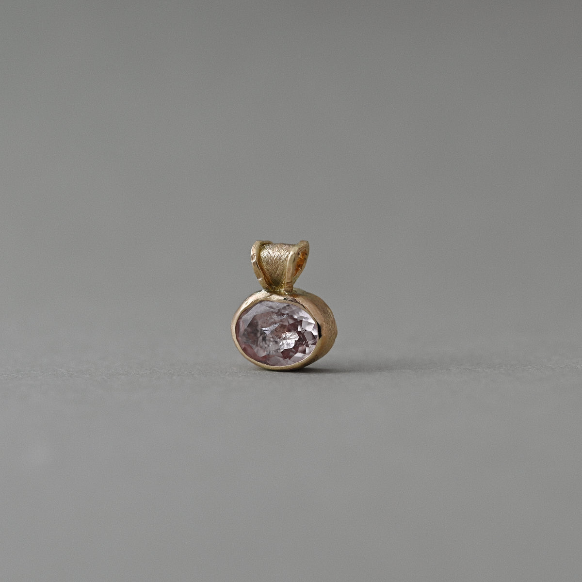 Uno morganite pendant necklace in 14ct solid gold, featuring a peach morganite gemstone, front view