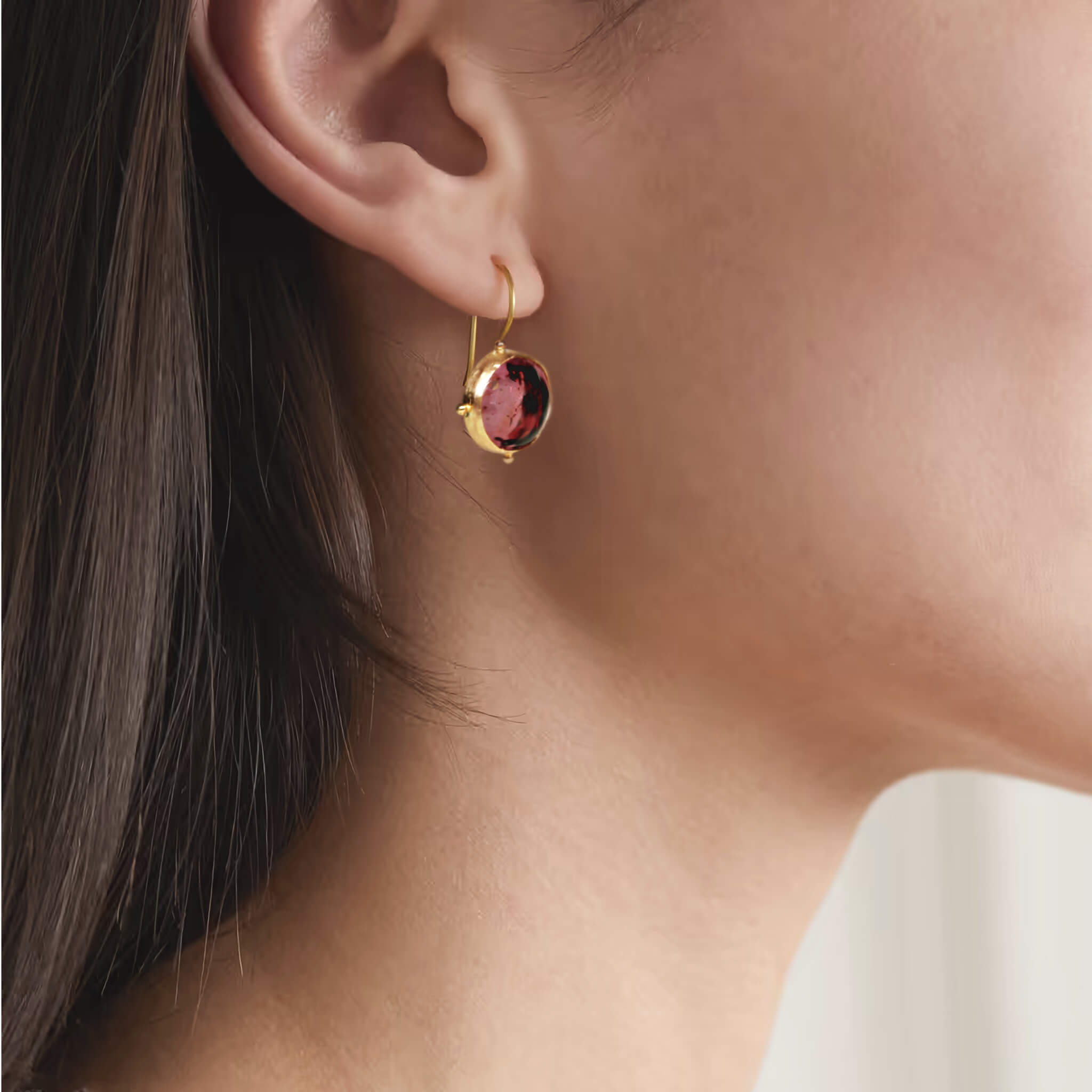 model florin rosa earring
