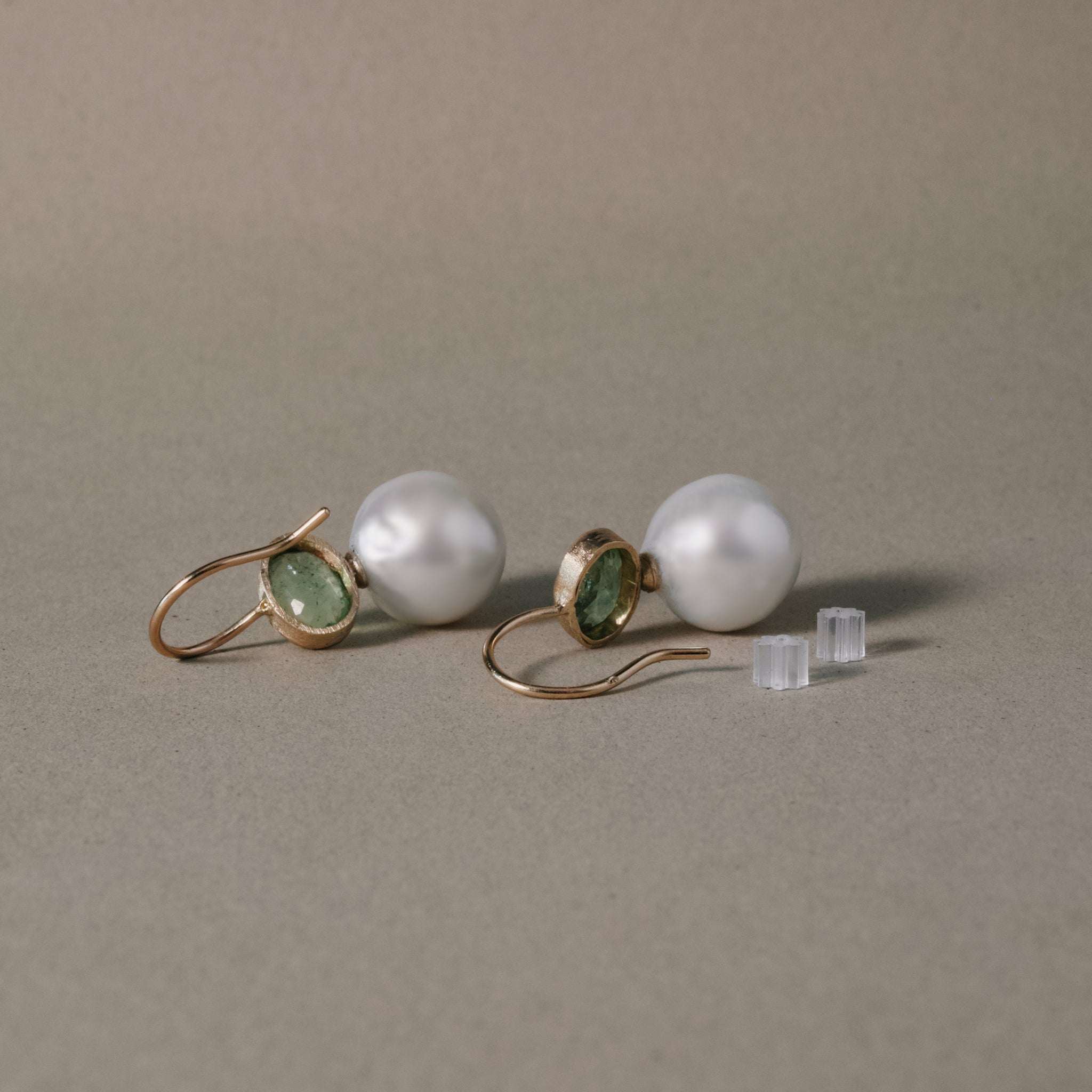 Paraíba Tourmaline Pearl Earrings in 14ct gold with round freshwater pearls and green tourmaline stones.