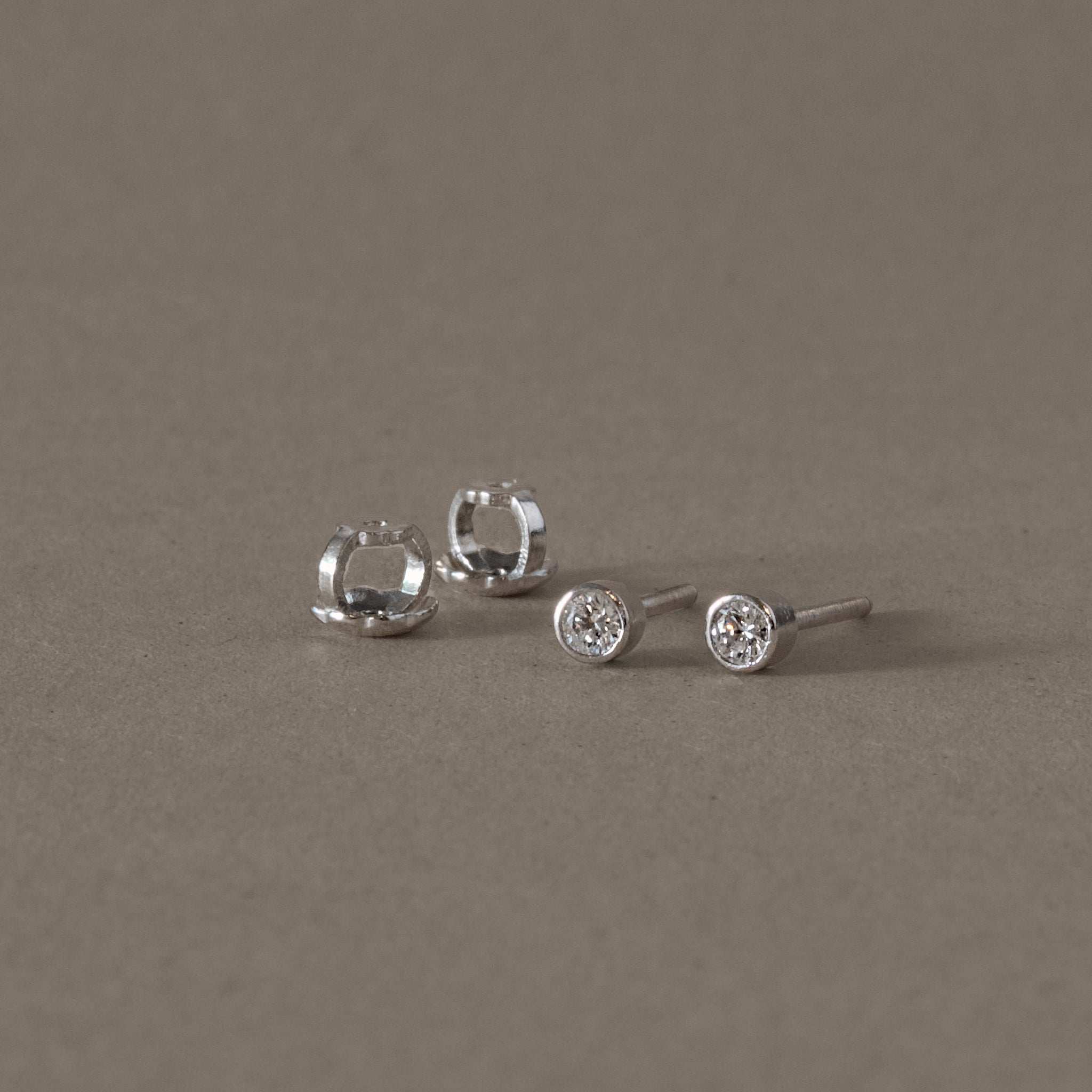 Platinum diamond stud earrings, elegant and simple design, perfect for everyday wear.