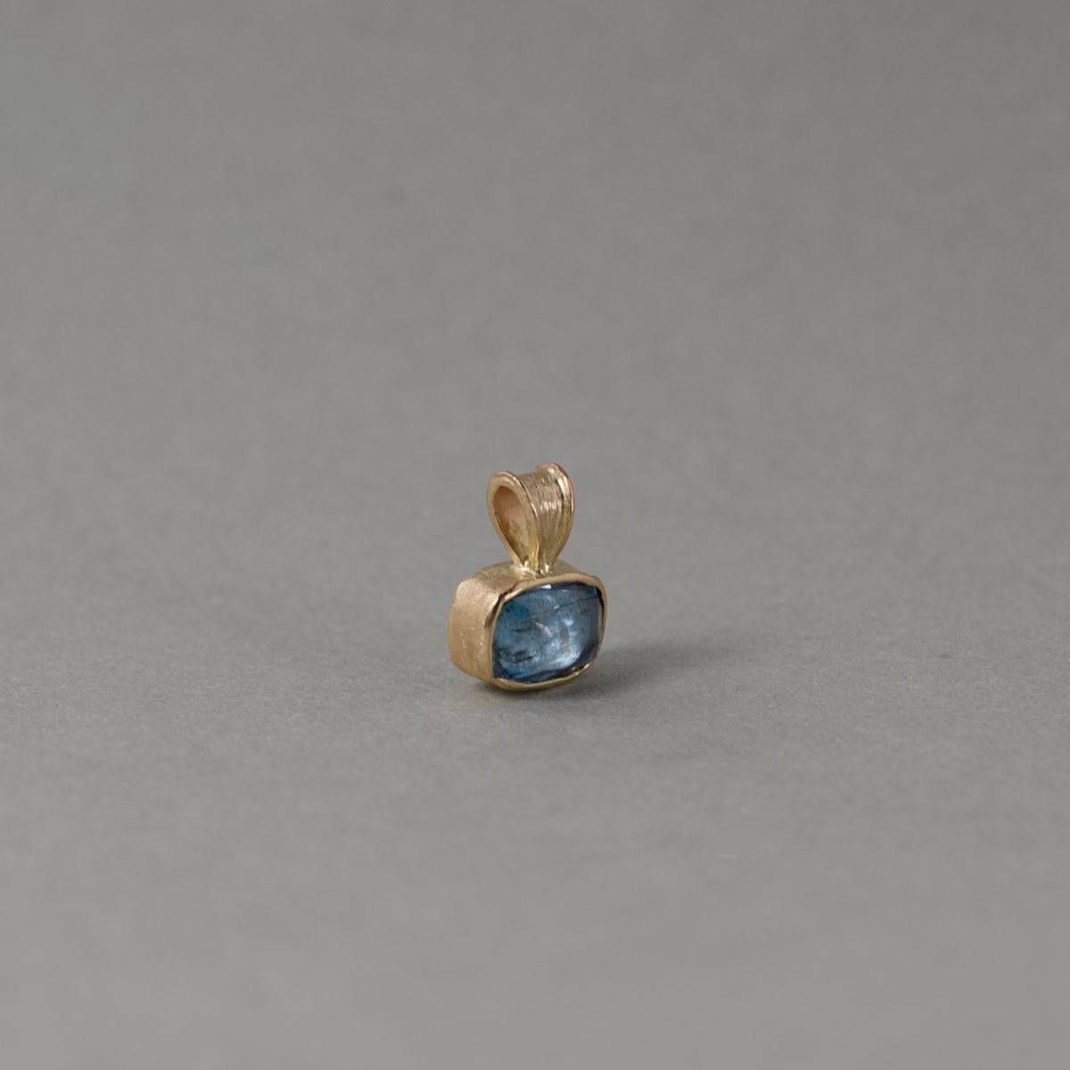uno Santa María aquamarine pendant necklace in solid 14ct gold