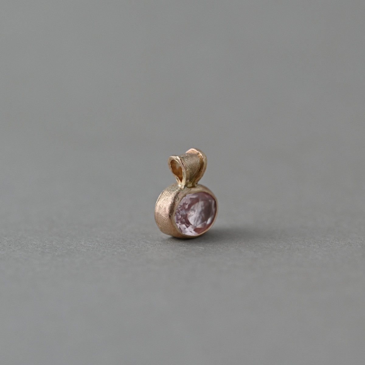 Uno morganite pendant necklace in 14ct solid gold, side view showing the gemstone setting and pendant profile